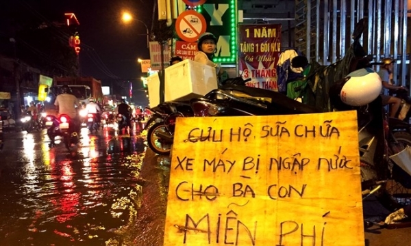3 anh em sửa xe bị ngập miễn phí tại Sài Gòn